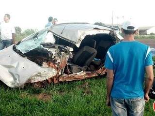 Veículo ficou totalmente destruído e condutor morreu no hospital (Foto: Região News)