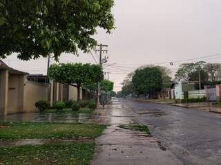 Dia amanheceu com cheirinho de terra molhada na cidade a 228 km de Campo Grande colocando fim à estiagem (Foto: Helio de Freitas)