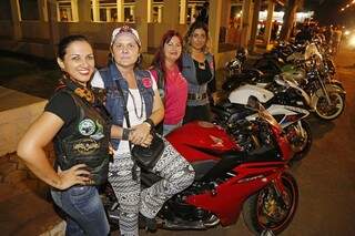Cátia, Márcia, Giselly e Melke estavam animadas em encontrar amigos motociclistas. (Foto: Gerson Walber)