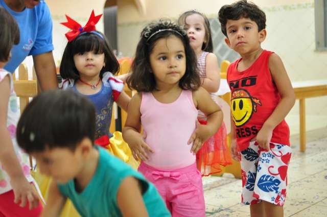 Nas escolas, sexta-feira foi de fantasia e folia para os pequenos