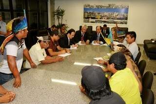 Indígenas requisitaram este encontro na semana passada com os deputados (Foto: Assessoria/ALMS)
