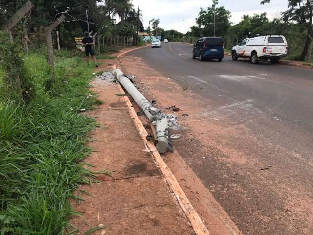Ve&iacute;culo bate e arranca poste, que para no meio de avenida