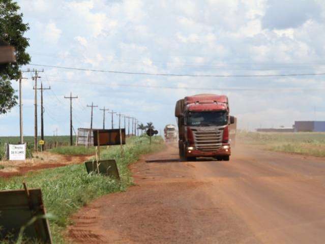 Sobram buracos e falta sinaliza&ccedil;&atilde;o em rodovia de escoamento agr&iacute;cola