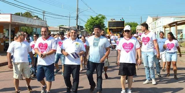 Em demonstra&ccedil;&atilde;o de amor pela cidade, centenas de pessoas participam de caminhada