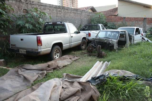 Pol&iacute;cia fecha local de desmanche de ve&iacute;culos no Bairro Monte Castelo