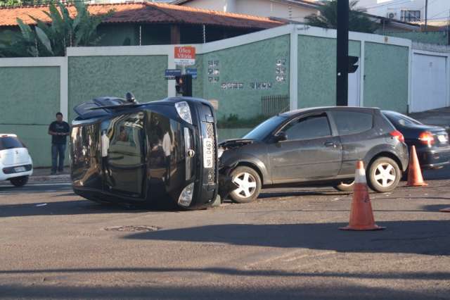 Ap&oacute;s colis&atilde;o, ve&iacute;culo tomba em cruzamento no Jardim dos Estados 