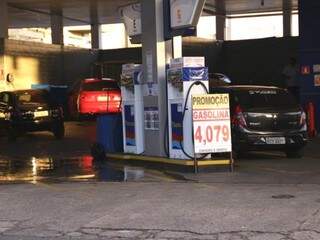 Posto de combustível faz promoção a R$ 4,07 em Campo Grande (Foto: Kísie Ainoã)