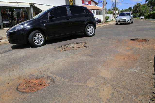 Calotas quebradas viram s&iacute;mbolo da revolta contra os buracos da Capital