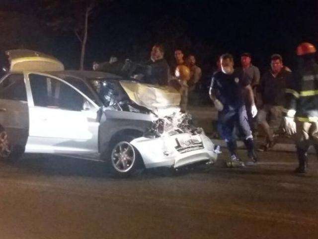 Colis&atilde;o entre camionete e carro deixa duas pessoas com ferimentos graves