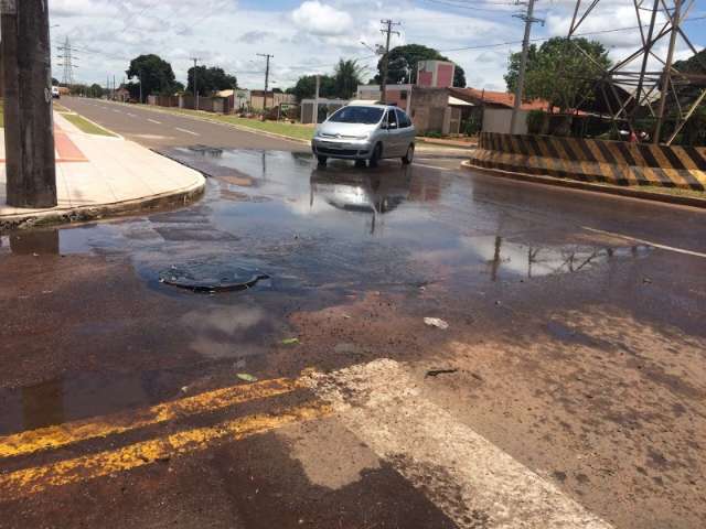 &Aacute;gua de bueiro vaza h&aacute; 2 dias e causa transtorno para moradores do Tiradentes