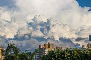 As nuvens encobriram o céu de Campo Grande nesta semana (Foto: Marcos Maluf)