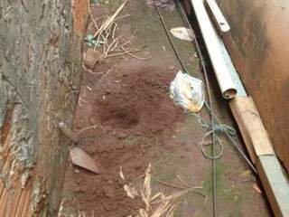Local onde morador encontrou feto enterrado; Ex-moradores são suspeitos (Fotos: Yarima Mecchi)