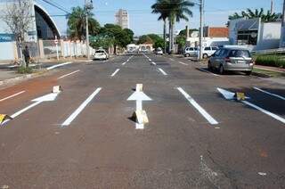 Rua Abrão Júlio Rahe começou a receber nova sinalização. (Foto: Simão Nogueira)