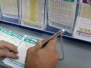 As apostas na Mega-Sena podem ser feitas até às 18h (de MS) do dia dos sorteios. (Foto: Paulo Francis) 