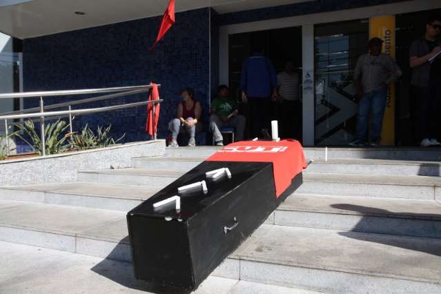 Greve dos banc&aacute;rios tem protesto com caix&atilde;o e pol&iacute;cia nesta quinta-feira
