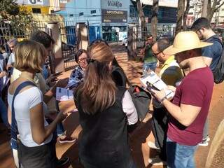 Grupo reunido para coletar dados de pedestres e veículos na região central (Foto: Mirian Machado)