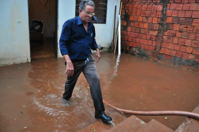  Chuva r&aacute;pida alaga resid&ecirc;ncias em bairros de Campo Grande