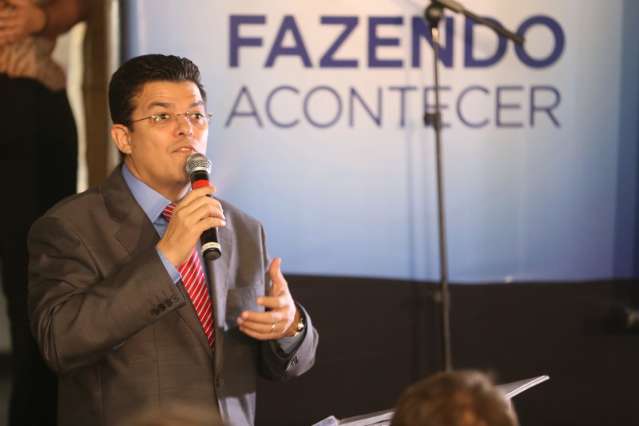 Prefeito assina na ter&ccedil;a ordem para iniciar asfalto em 4 bairros da Capital