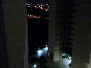 Escuridão da Praça das Águas fotografada a noite por morador do condomínio ao lado (Foto: Direto das ruas)