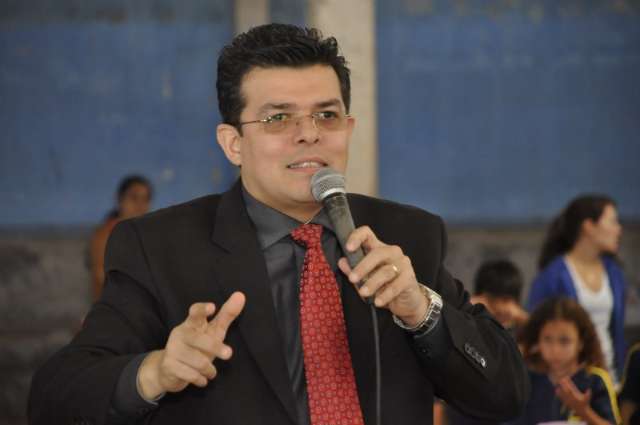 Prefeito encerra hoje entrega simb&oacute;lica de uniformes na Capital