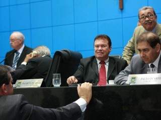Prefeito eleito Alcides Bernal (à direita) conversa com deputados nesta manhã na Assembleia. (Foto: Divulgação)