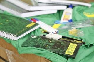 Kits de materiais e uniformes que serão entregues aos estudantes dia 29 (Foto: Gerson Walber / arquivo)