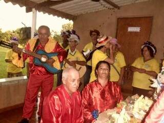 Visita de casa em casa cantando versos sobre o nascimento de Jesus é tradição em Ponta Porã 