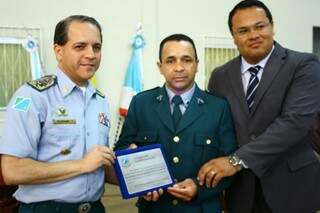 Coronel Davi entregou placa de homagem a sargento (Foto: Marcos Ermínio)