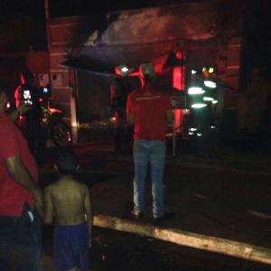 Carro pega fogo em garagem e chamas atingem casas da vizinhan&ccedil;a