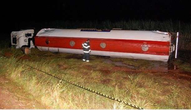 Caminh&atilde;o carregado com 45 mil litros de &aacute;lcool tomba na MS-274