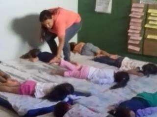 Funcionária de creche foi filmada gritando com crianças enquanto elas dormiam (Foto: Reprodução)