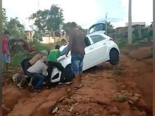 Carro fica encalhado no Jardim Noroeste em rua em que lama é constante Carro fica encalhado no Jardim Noroeste em rua em que lama é constante