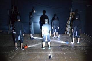 Espetáculo usa lanternas de led em peça que fala do “Zé Ninguém”