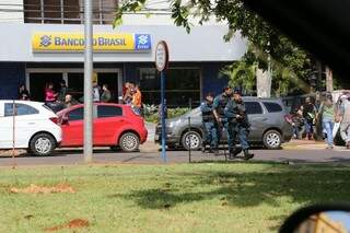 Movimentação de policiais e clientes na frente de agência do Branco do Brasil, no Centro de Campo Grande (Foto: Marcos Ermínio)