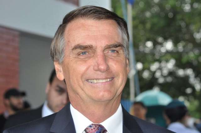 Bolsonaro pergunta pelo movimento LGBT e provoca homossexuais e OAB