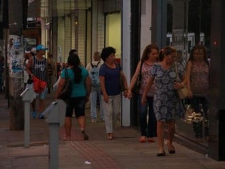 Feriado tem supermercados abertos e shoppings com horário diferenciado Feriado tem supermercados abertos e shoppings com horário diferenciado