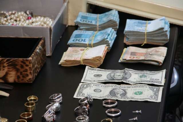Quadrilha roubou cerca de R$ 100 mil em joias e dinheiro em 2 cofres