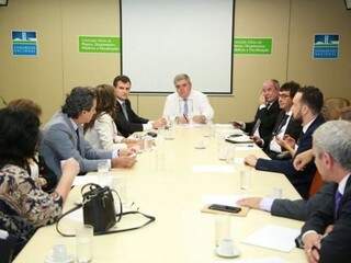 A reunião foi convocada pelo deputado Carlos Marun (ao centro), representante de Mato Grosso do Sul na Câmara dos Deputados (Foto: William Godoy/ Agehab-GO)