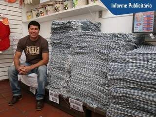 Paulo começou com 26 na venda de panos de chão e de prato. (Foto: Fernando Antunes)