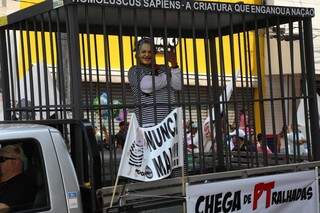 Manifestante se passando por Lula veio dentro de uma cela. (Foto: Fernando Antunes)