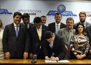 Ministro e autoridades, entre elas o deputado federal Elizeu Dionizio, durante a assinatura da portaria (Foto: Divulgação)