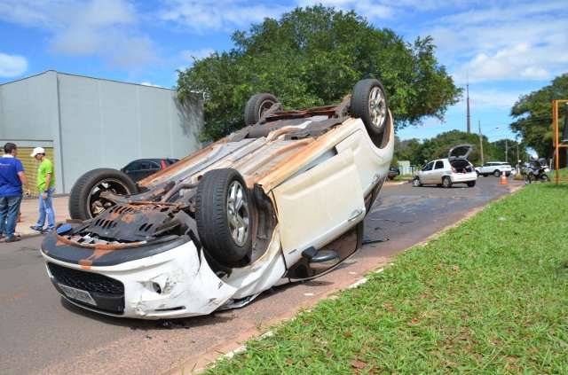 Citro&euml;n capota em rotat&oacute;ria do Parque dos Poderes 