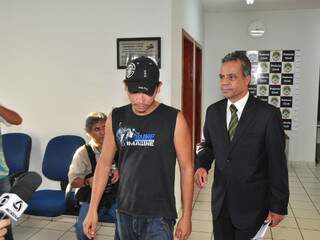 Thiago se apresentou acompanhado do advogado Marcos Ivan. (Foto: João Garrigó)