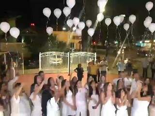 Amigos soltaram balões brancos em homenagem à Aylanna. (Foto: Reprodução/Vídeo)