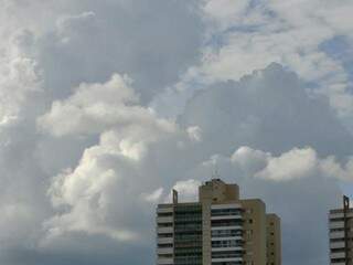 Nuvens encobrem o céu de Campo Grande na tarde desta quarta-feira; previsão é de mudança no tempo nos próximos dias (Foto: Alcides Neto )