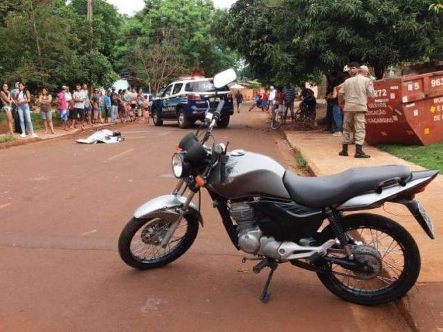 Motociclista em alta velocidade perde controle, atinge &aacute;rvore e morre
