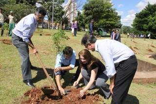 Representantes da Águas Guariroba e da prefeitura municipal plantam as primeiras mudas no local. (Foto: Reprodução)