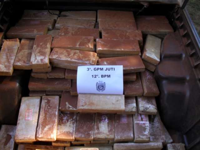 Tr&ecirc;s s&atilde;o presos transportando 306 kg de maconha em Juti