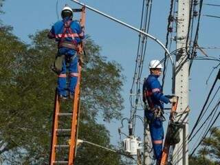 Homens trabalham na troca de equipamentos de iluminação na Capital. (Foto: Divulgação/PMCG).