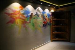 Arte pelas paredes é assinada por Daniele Santana. (Foto: Alcides Neto)
